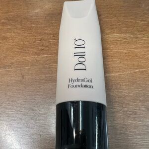 New Doll 10 Hydragel Light/Medium Foundation
